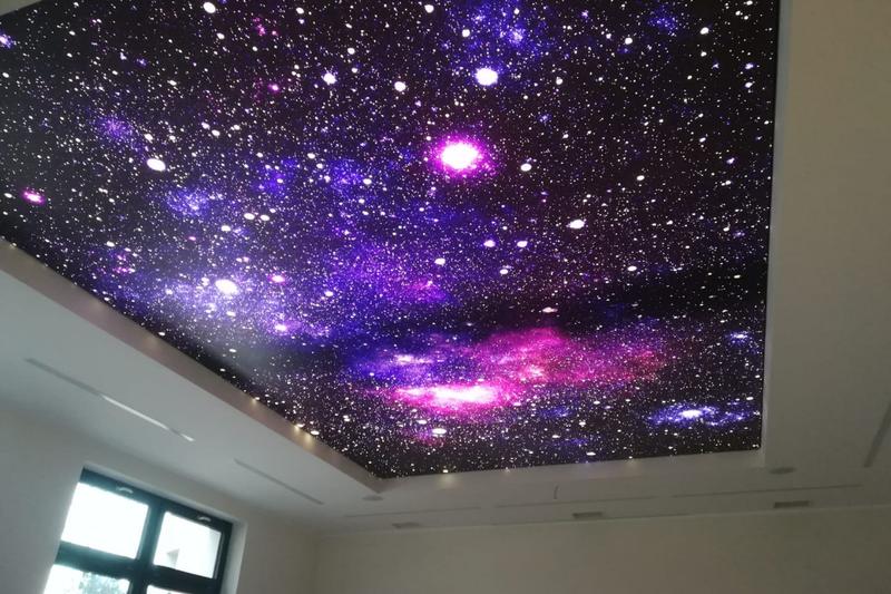 Sufity napinane w salonie