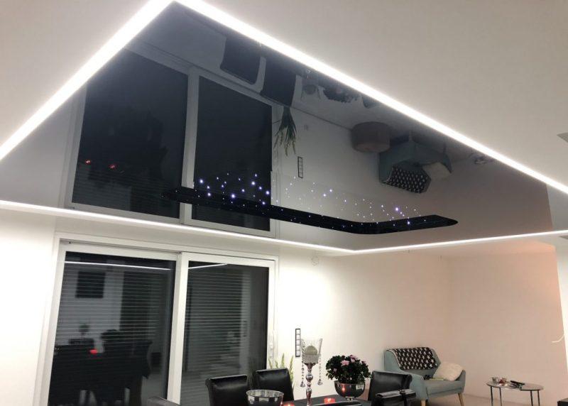 Sufit napinany w salonie: odkryj jego wady, zalety i koszt montażu