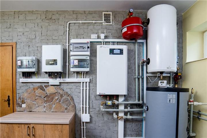 Efektywne i ekologiczne rozwiązania w nowoczesnym budownictwie: pompa ciepła, grzejniki i podłogówka w jednym rozwiązaniu