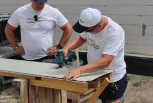 Jak skutecznie ciąć blachę trapezową i blachodachówkę – poradnik krok po kroku