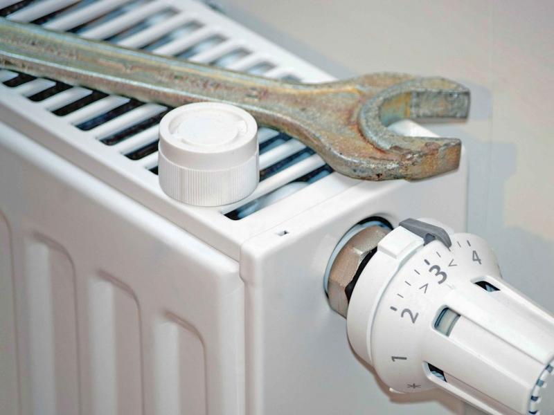 Jak skutecznie naprawić grzejnik, który grzeje tylko do połowy?