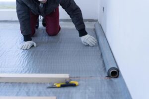 Jak prawidłowo układać folię pod styropian? Praktyczny przewodnik krok po kroku