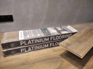 Ile waży paczka paneli podłogowych? Oto wszystko, co musisz wiedzieć!