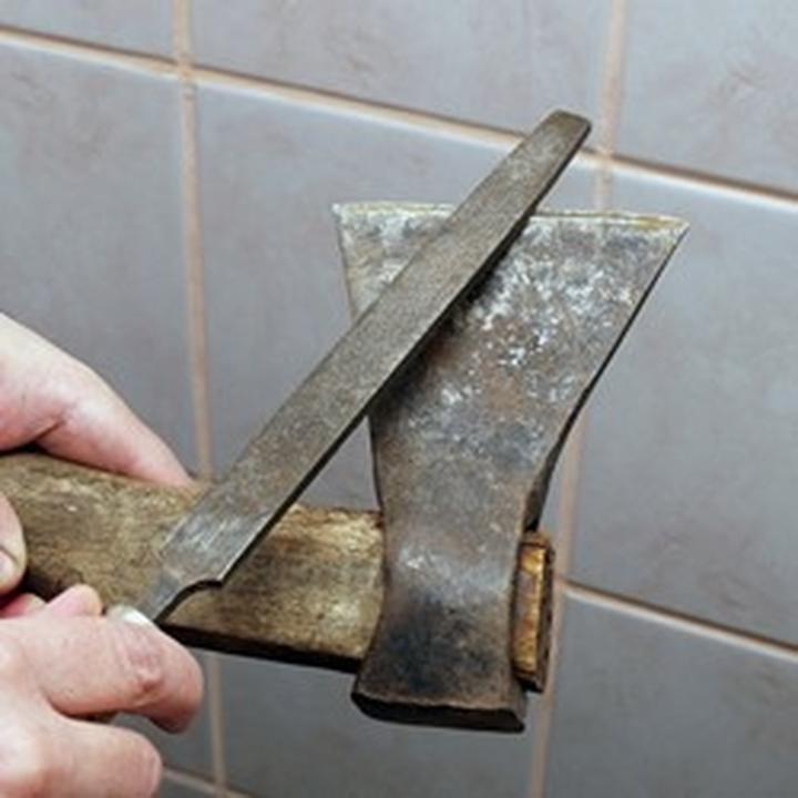 Oto sprawdzone metody, jak naostrzyć siekiere w domowych warunkach