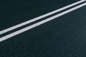 Asfalt na podwórku – ile to kosztuje i czy to opłacalna inwestycja?