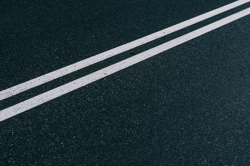 Asfalt na podwórku – ile to kosztuje i czy to opłacalna inwestycja?